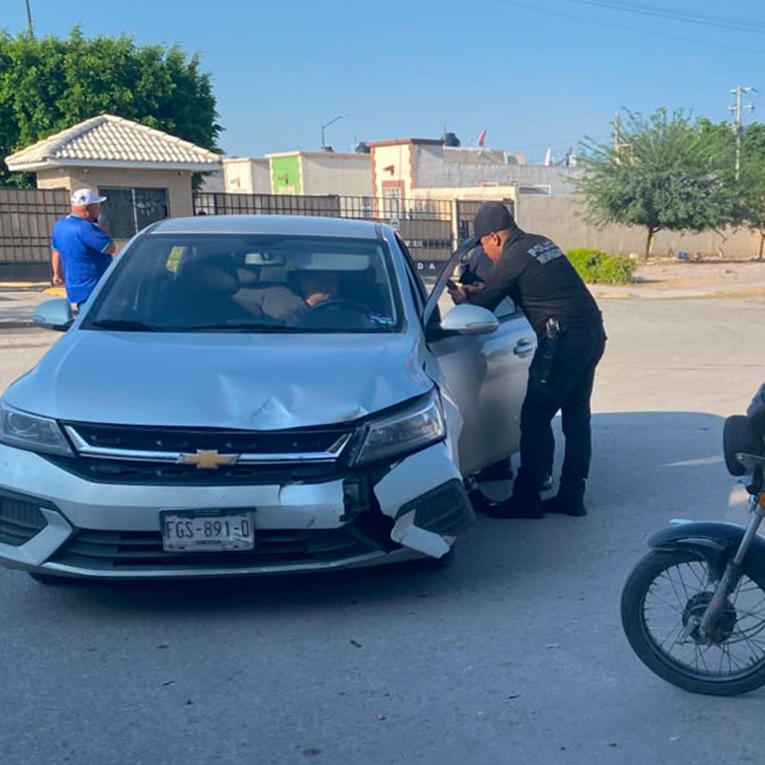 Dos Personas Resultan Lesionadas en Choque Entre Motocicleta y Automóvil en Torreón